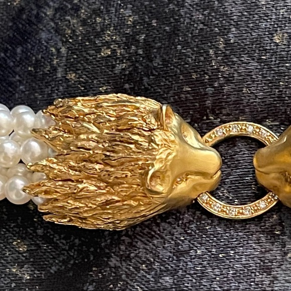 Genuine Pearl necklace with 18k lion heads clasp. Gorgeous! - Picture 9 of 17